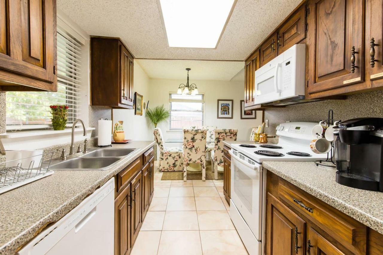 Oasis Near Dfw Airport With Mediterranean Setting Irving Bagian luar foto